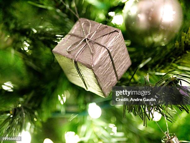 wrapped present christmas tree ornament - yellow green algae stockfoto's en -beelden