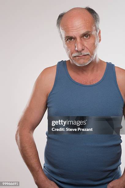 serious caucasian man in muscle-t - steve prezant stock pictures, royalty-free photos & images