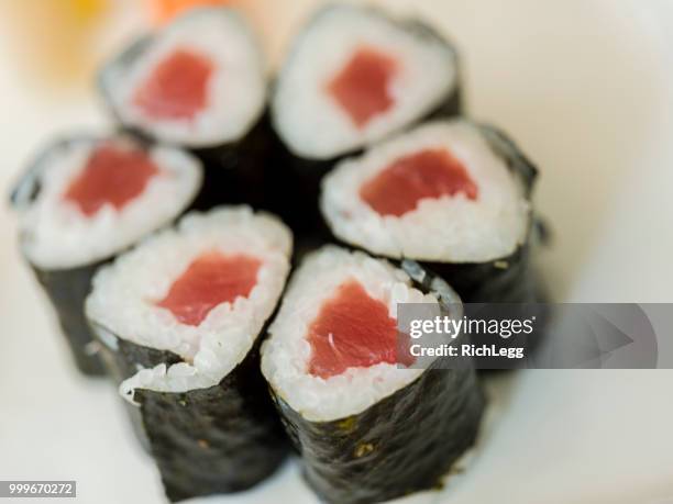 maki tuna roll - tuna animal stock-fotos und bilder