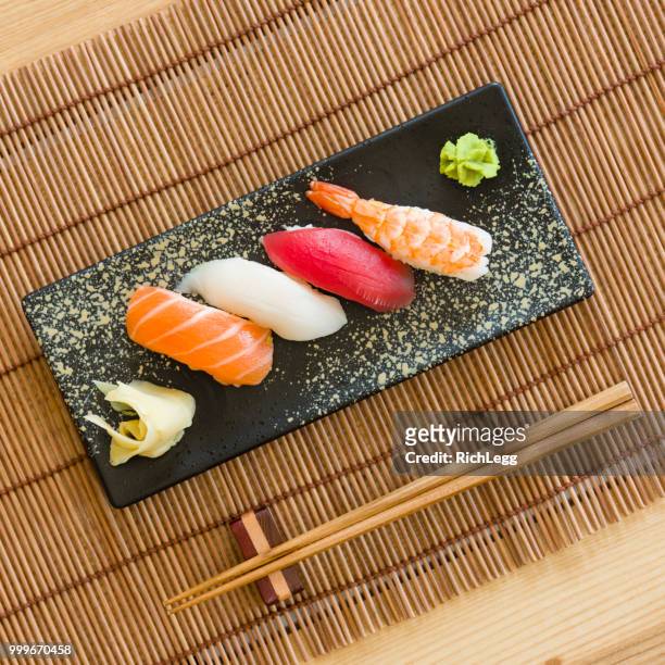plato sushi - nigiri fotografías e imágenes de stock