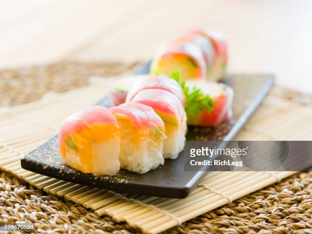 plato sushi - richlegg fotografías e imágenes de stock