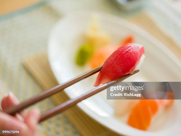 sushi-teller - nigiri stock-fotos und bilder