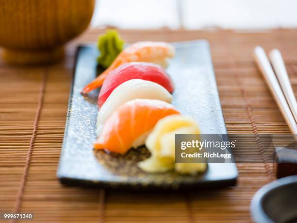 plato sushi - nigiri fotografías e imágenes de stock