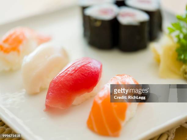 plato sushi - nigiri fotografías e imágenes de stock