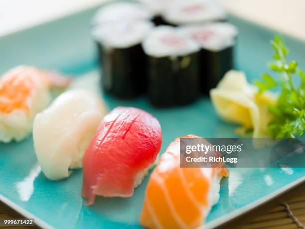 sushi plaat - nigiri stockfoto's en -beelden