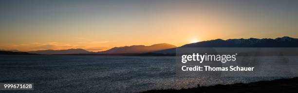 sunset, lake pukaki, canterbury, new zealand - lake pukaki stockfoto's en -beelden