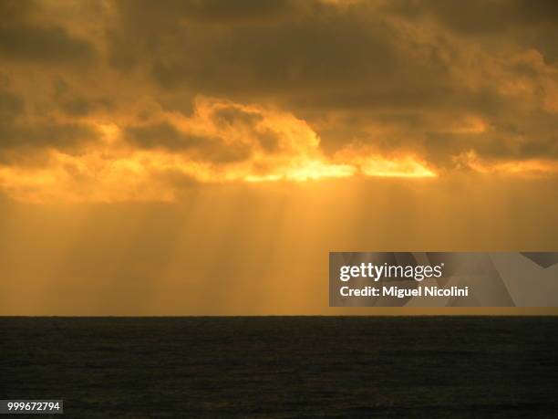 el cielo y el mar. - cielo stock pictures, royalty-free photos & images