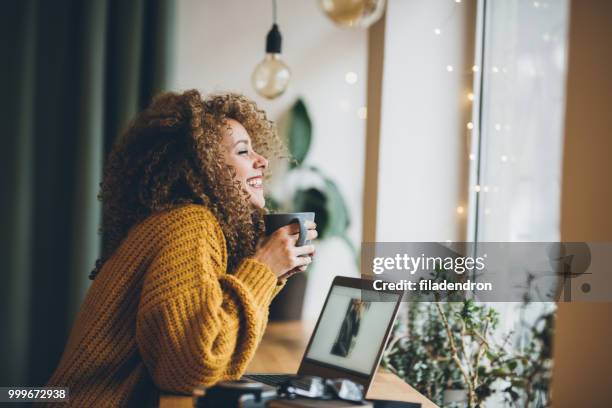 disfrutar del trabajo y el café - jersey de cuello alto fotografías e imágenes de stock