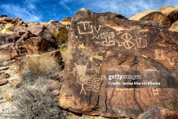 grapevine canyon petroglyphs - representación de animal fotografías e imágenes de stock