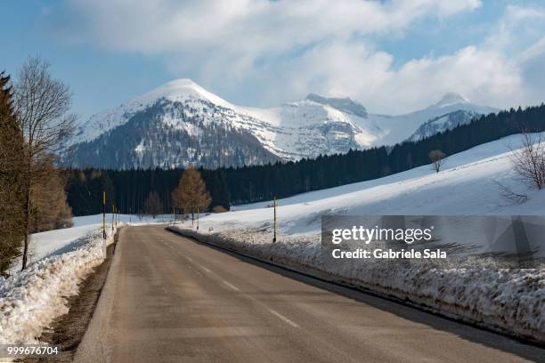 road to the peaks - sala stock pictures, royalty-free photos & images