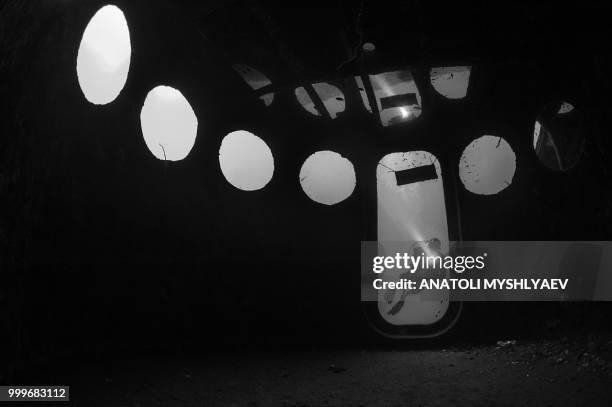 diver at htms sattakut - perspectiva de un submarinista fotografías e imágenes de stock