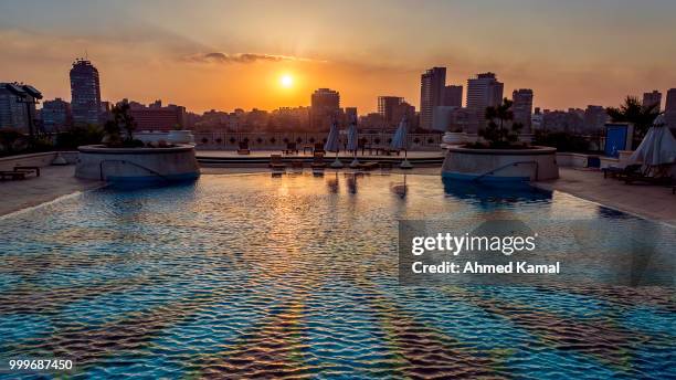 pool by sunset, cairo, egypt. - senior political hamas leader ismail haniya visits the family of sheikh ahmed yassin stockfoto's en -beelden