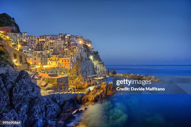 manarola in blu - blu stock-fotos und bilder