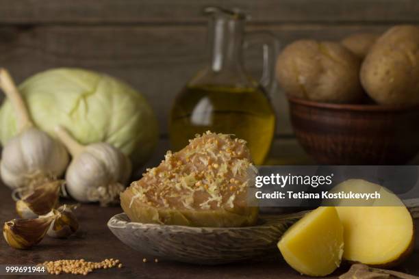 boiled cabbage is sprinkled with mustard seeds and grated garlic - mustard stock-fotos und bilder