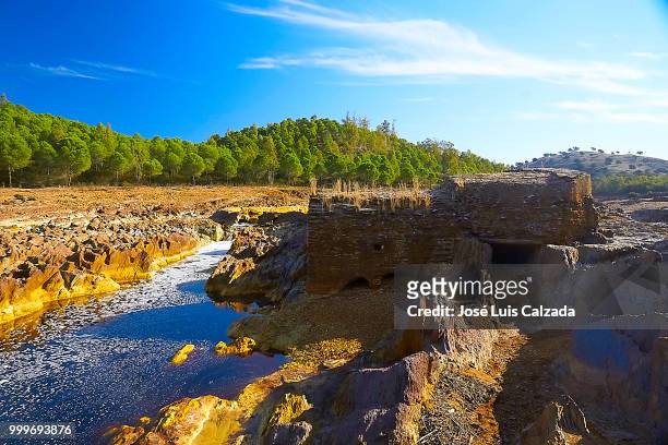 molino y roca en el rio tinto - roca stock pictures, royalty-free photos & images