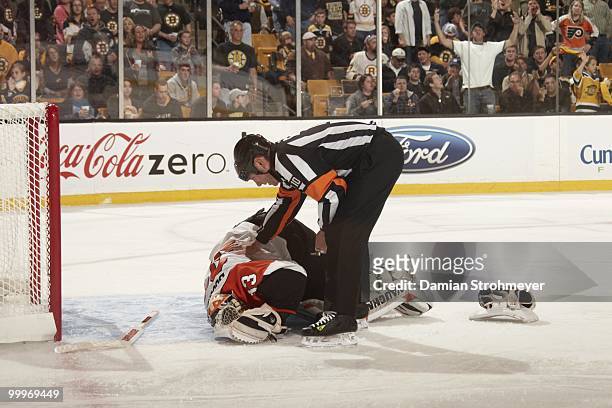 Philadelphia Flyers goalie Brian Boucher during injury vs Boston Bruins. Game 5. Boston, MA 5/10/2010 CREDIT: Damian Strohmeyer