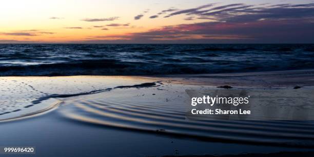 sunset with a difference - sharon lee photos et images de collection