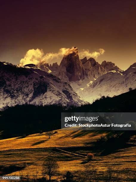 naranjo de bulnes (known as picu urriellu) in picos de europa national park. - fotografia stock-fotos und bilder