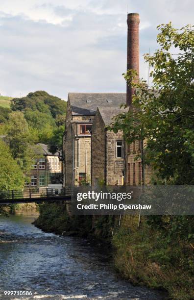 hebden bridge with view of the river calder with stone terraced - hebden bridge fotografías e imágenes de stock