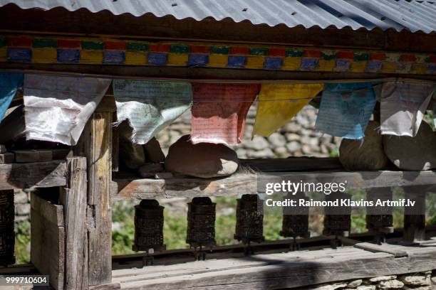 buddhist gompa and prayer flags in the himalaya range, annapurna region, nepal - gompa stockfoto's en -beelden