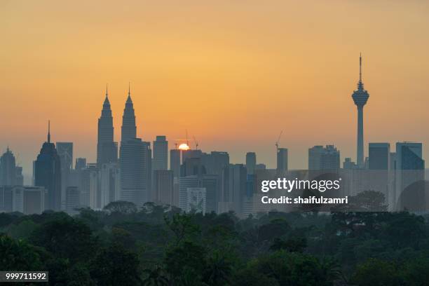 view of majestic sunrise over downtown kuala lumpur, malaysia - shaifulzamri fotografías e imágenes de stock