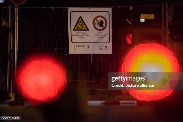 Flaring red lights can be seen at the finding place of the aerial mine from the II World War on the university premises in Frankfurt am Main,...