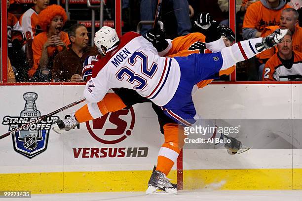 Travis Moen of the Montreal Canadiens collides with Ryan Parent of the Philadelphia Flyers in Game 2 of the Eastern Conference Finals during the 2010...