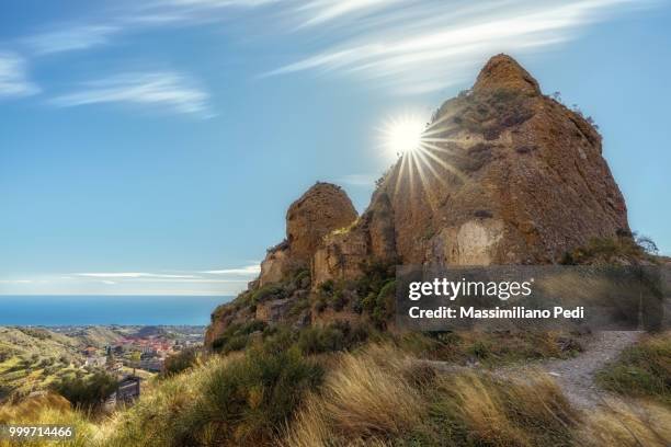 raggi di sole sul castello di pentedattilo - castello stockfoto's en -beelden