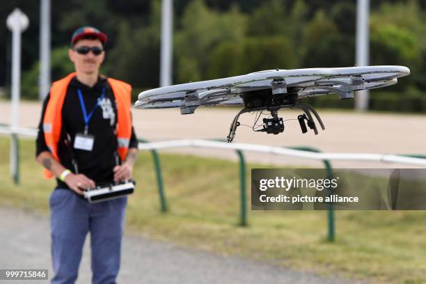 Drone pilot at the "Dronemasters Dronathon" steers his multicopter drone in Berlin, Germany, 3 September 2017. Photo: Maurizio Gambarini/dpa