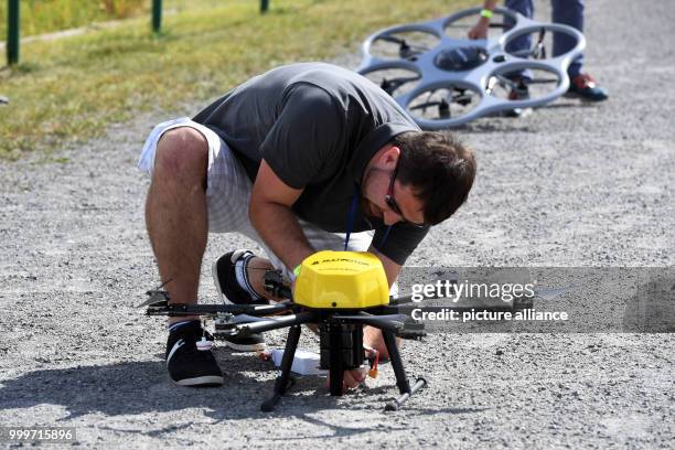 Drone pilot at the "Dronemasters Dronathon" preares his multicopter drone in Berlin, Germany, 3 September 2017. Ein Mann bereitet justiert am in...