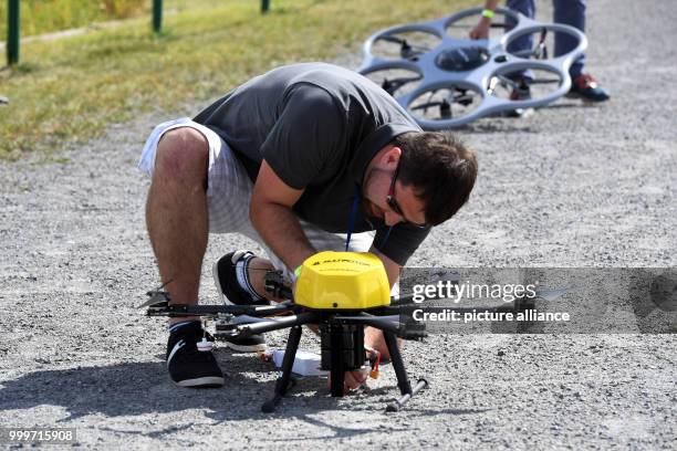 Drone pilot at the "Dronemasters Dronathon" prepares his multicopter drone in Berlin, Germany, 3 September 2017. Photo: Maurizio Gambarini/dpa