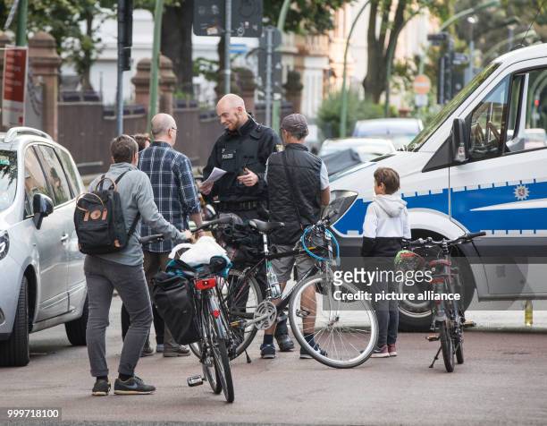 Residents are waiting to go home at a Police road block in Frankfurt am Main, Germany, 3 September 2017. Up to 70,000 people will have to leave their...