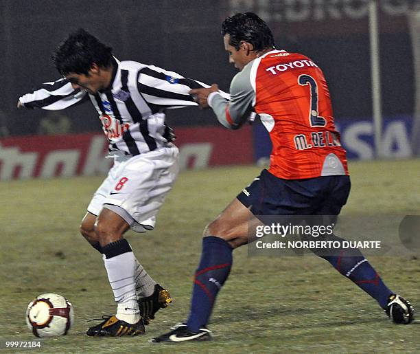 Mario de Luna of Mexico's Chivas vies for the ball with Wilson Osmar Pittoni of Paraguay's Libertad during their Libertadores Cup football match on...