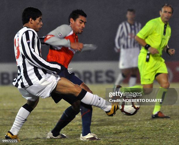 Christian Perez of Mexico's Chivas vies for the ball with Rodolfo Gamarra of Paraguay's Libertad during their Libertadores Cup football match on May...