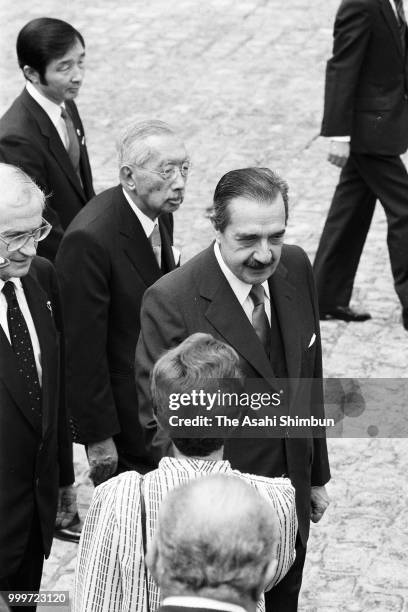 Argentina President Raul Alfonsin attends the welcome ceremony with Emperor Hirohito at the Akasaka State Guest House on July 14, 1986 in Tokyo,...