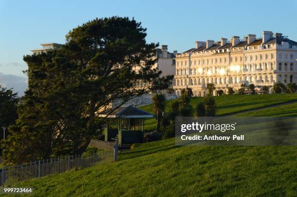 sunset over the plymouth hoe - plymouth hoe bildbanksfoton och bilder