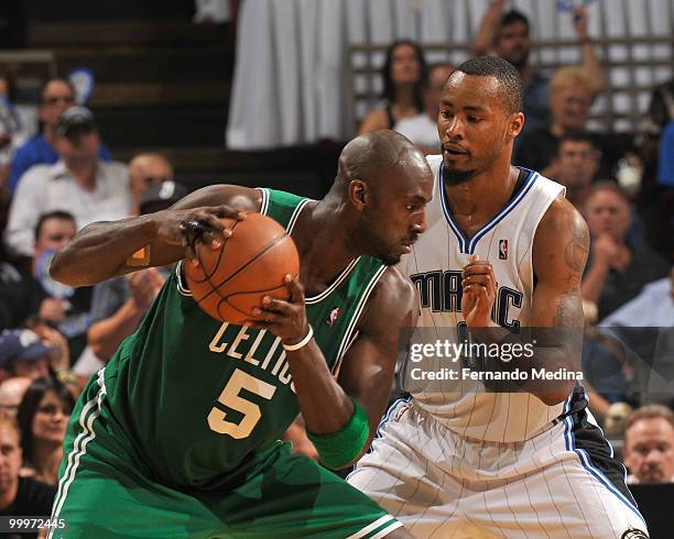 Kevin Garnett of the Boston Celtics posts up against Rashard Lewis of the Orlando Magic in Game Two of the Eastern Conference Finals during the 2010...