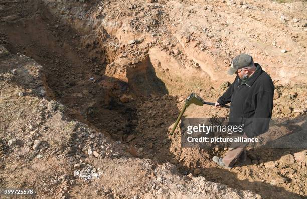 A construction pit is searched by Andre Brandt of the bomb removal service Tauber with a metal detector near the Goethe University in Frankfurt/Main,...