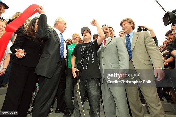 Councilmember Tom LaBonge, Pro Skatboarder Rob Dyrdek and 7-Eleven Francisee Koorosh Shahrokh unveil 7-Eleven Urban Skate Store and open "Safe Spot...