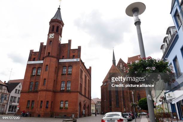 View of the town hall and the St. Jacobi church in Perleberg, Germany, 1 September 2017. Photo: Maurizio Gambarini/dpa