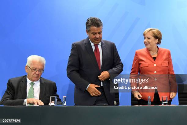 Dpatop - Baden-Wuerttemberg's Prime Minister Winfried Kretschmann , Minister of Foreign Affairs Sigmar Gabriel and Chancellor Angela Merkel (CDU...