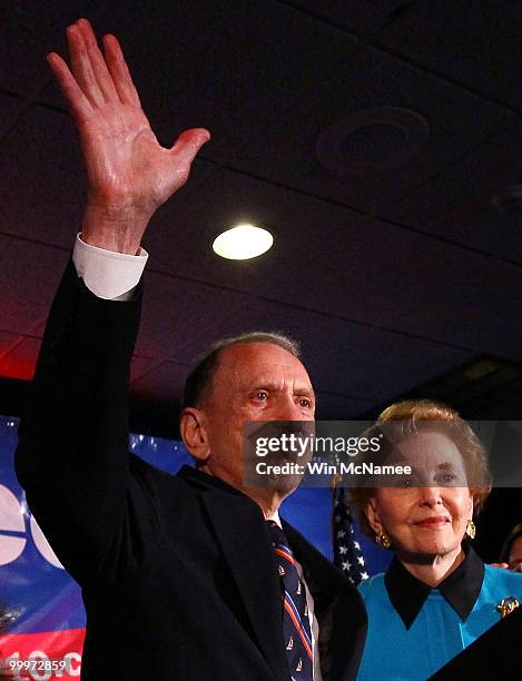 Sen. Arlen Specter waves goodbye after conceding defeat at a primary night gathering of supporters and staff with his wife Joan Specter May 18, 2009...