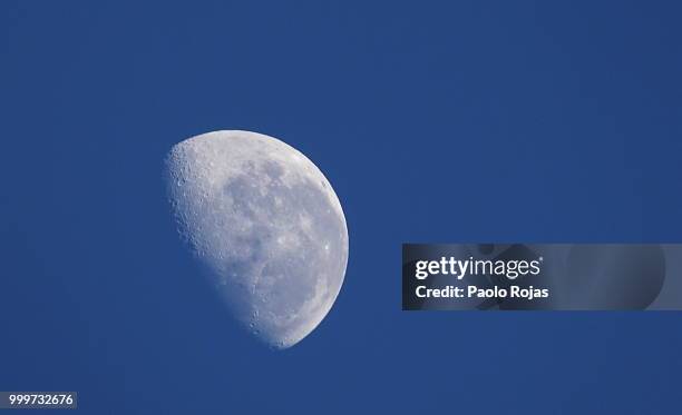 luna en cielo azul - azul foto e immagini stock