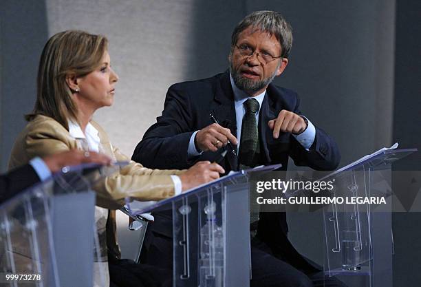 Colombian presidential candidate for the Green Party Antanas Mockus and presidential candidate for the Conservative Party Noemi Sanin, participe in a...