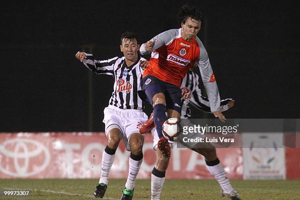 Omar Arellano of Chivas de Guadalajara fights for the ball with Arnaldo Vera of Libertad during a Libertadores Cup match at Defensores del Chaco...