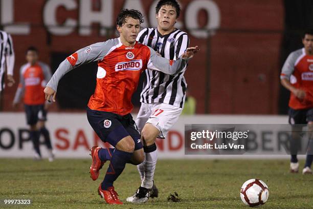 Omar Arellano of Chivas de Guadalajara fights for the ball with Jorge Moreira of Libertad during a Libertadores Cup match at Defensores del Chaco...