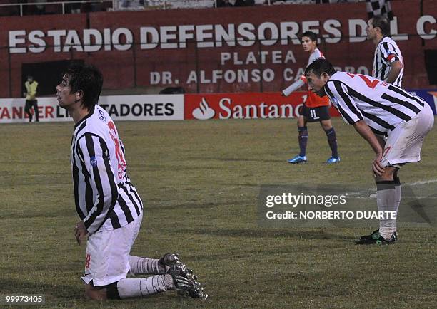 Paraguay's Libertad footballers leave the field dejectedly after losing to Mexico's Chivas following their Libertadores Cup football match on May 18,...