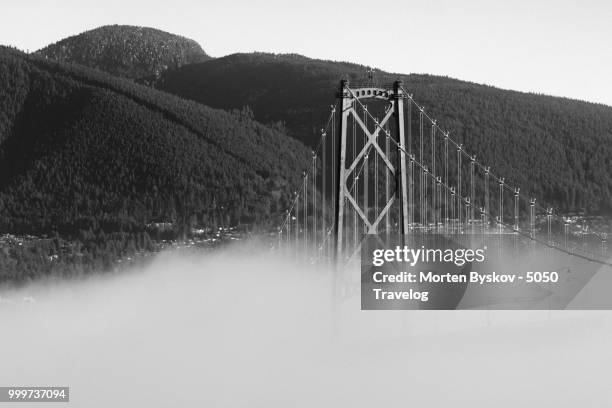 lions gate bridge, vancouver bc - vancouver lions gate stockfoto's en -beelden