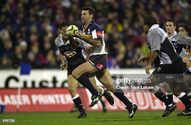 Joe Roff of the Brumbies heads for his first try in the Super 12 Final between the ACT Brumbies and the Sharks at Bruce Stadium, Canberra, Australia....