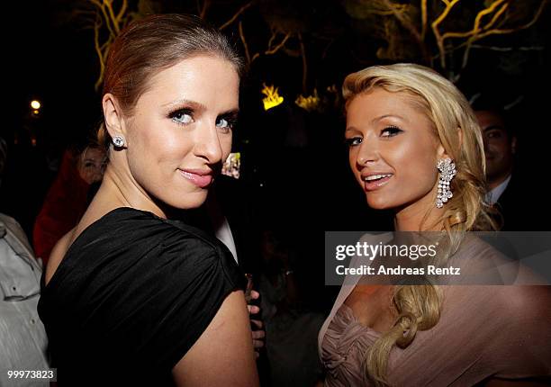 Nicky Hilton and Paris Hilton watch Cheryl Cole perform at the de Grisogono Party at the Hotel Du Cap on May 18, 2010 in Cap D'Antibes, France.